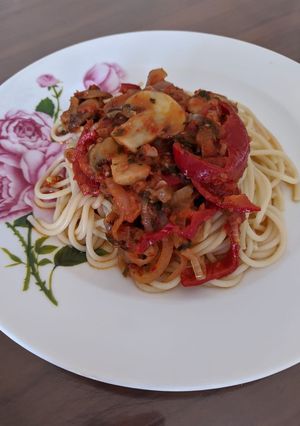 A picture of Spaghetti with tomato Sauce with Fresh Vegetables.