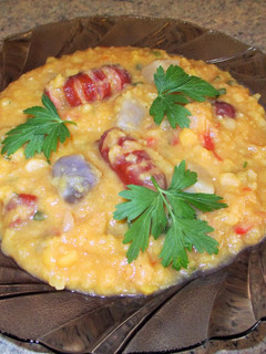Una foto de Lentejas amarillas con mini salchichas y patatas azules