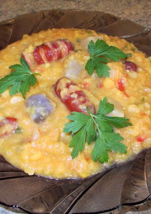 Foto principal de Lentejas amarillas con mini salchichas y patatas azules