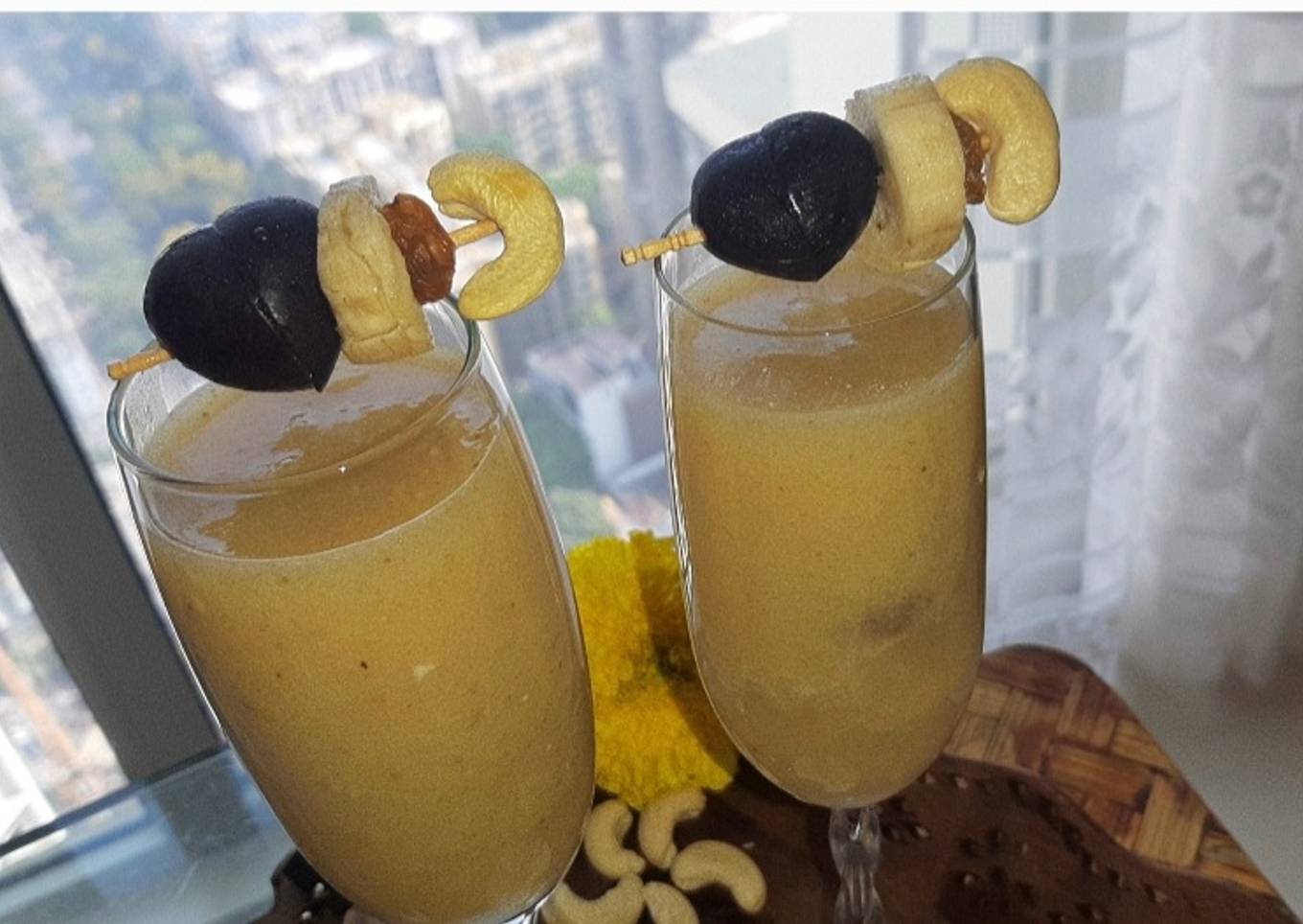 Banana and cashew smoothie