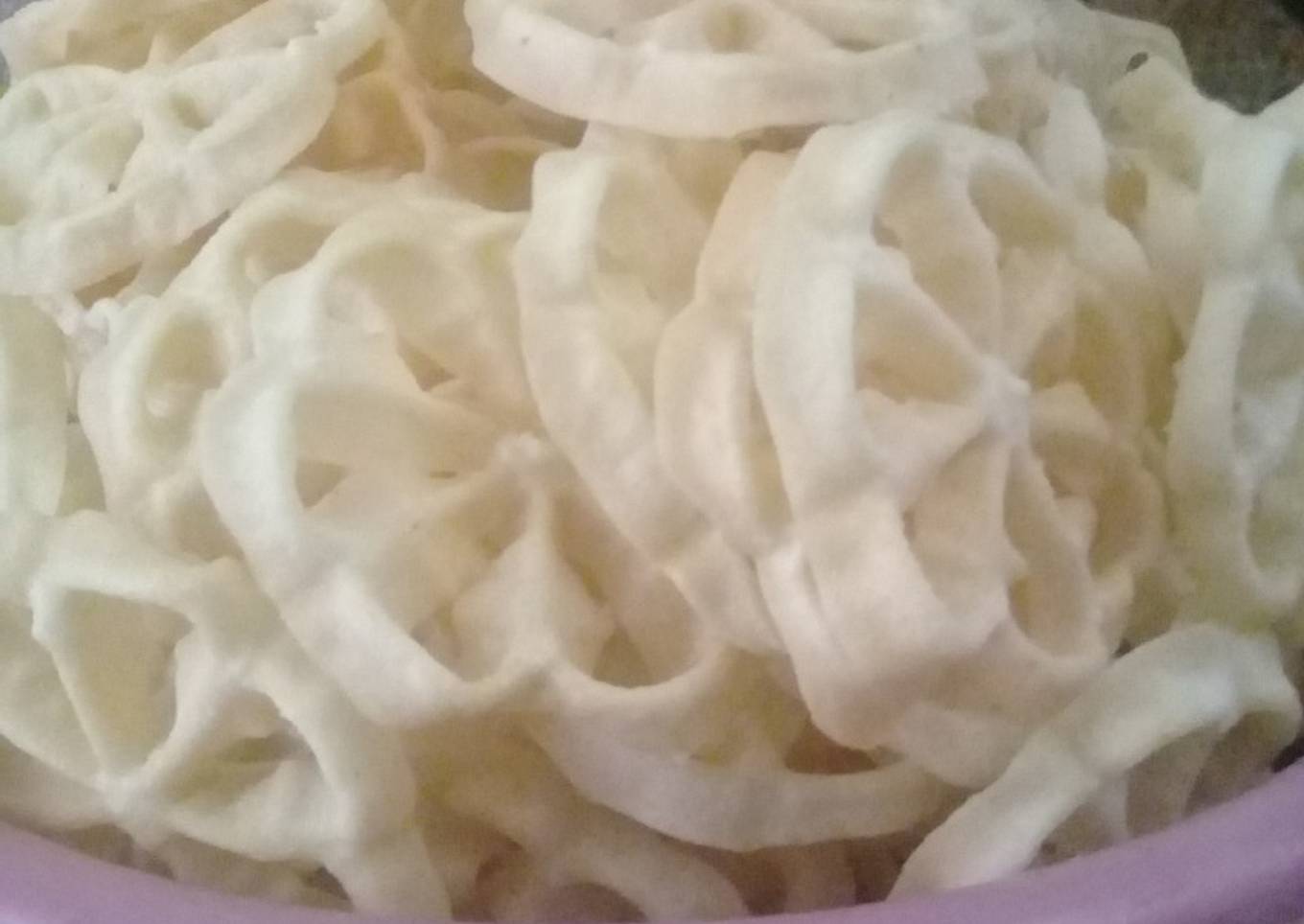 Camilan enak "kembang goyang"