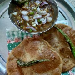 A picture of Chana poori.