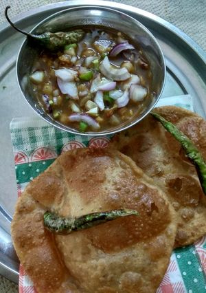 A picture of Chana poori.