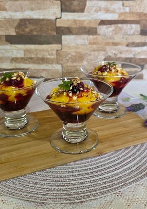 Una foto de Lemon curd en colchón de frutos rojos
