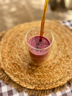 Una foto de Smoothie de arándanos y fresas congeladas