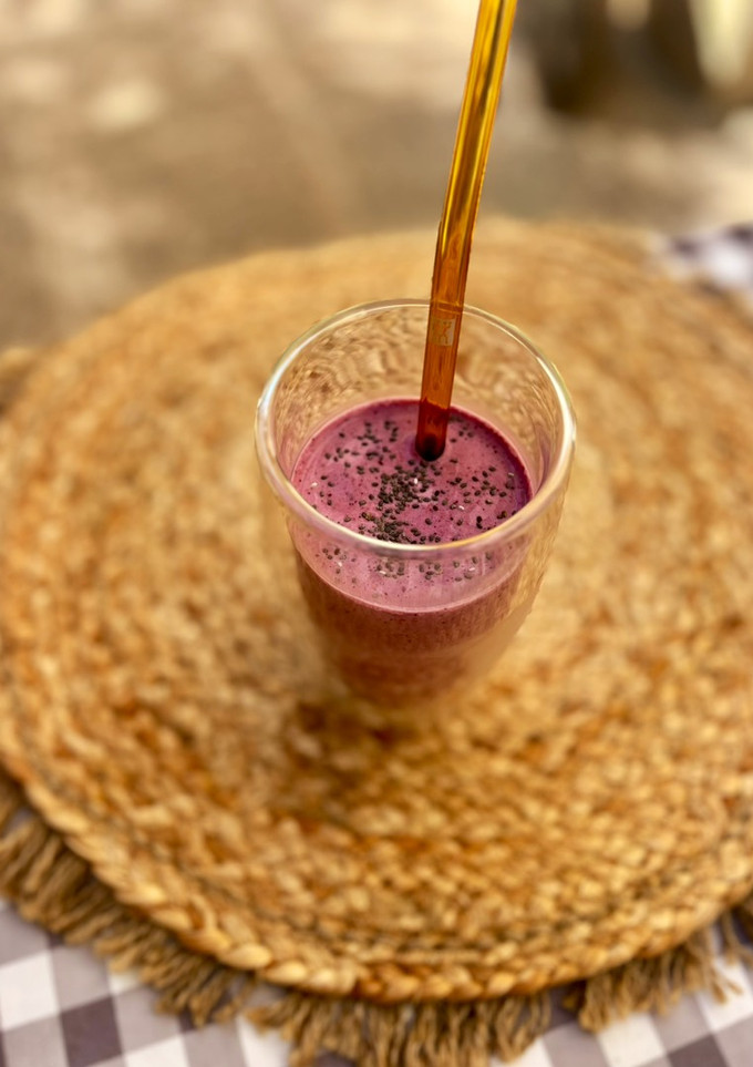 Una foto de Smoothie de arándanos y fresas congeladas