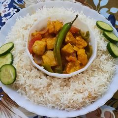 A picture of Chicken jalfrezi with boiled Rice 🍚.