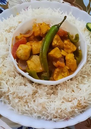 A picture of Chicken jalfrezi with boiled Rice 🍚.