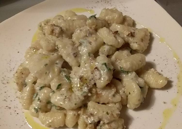 Ricetta Gnocchi Di Semola Al Gorgonzola E Noci Di Paola Maionchi Cookpad