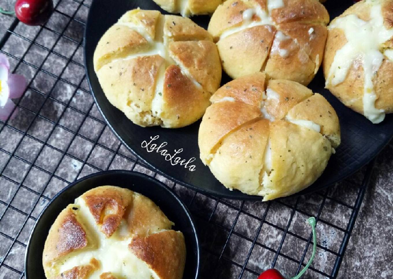 Korean Garlic Cheese Bread