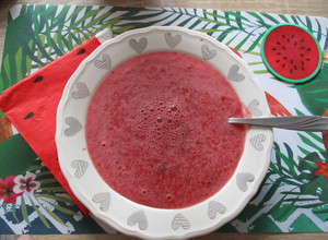 Mentás-mézes-rumos hideg görögdinnye leves recept fotója