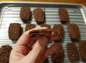 Una foto de Galletitas de choco🍫 sin gluten, con sobras de leche de almendra