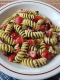 Pasta fredda con pesto di rucola e pomodorini