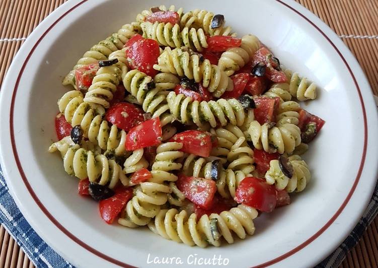 Pasta fredda con pesto di rucola e pomodorini