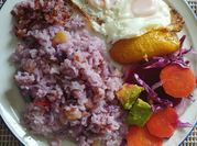 Una foto de col morada cocida con patatas