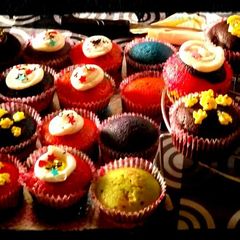 A picture of Holi Cupcakes/Rainbow Cupcakes.