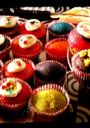 A picture of Holi Cupcakes/Rainbow Cupcakes.