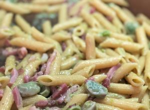 Foto di Penne con crema di fave e speck