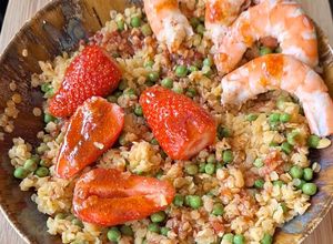 Une photo de Salade de lentilles corail, fraises, petits pois et crevettes