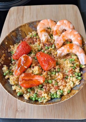 Une photo de Salade de lentilles corail, fraises, petits pois et crevettes