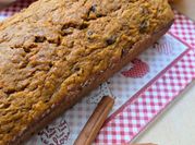 Una foto de budin integral de zanahoria y nueces