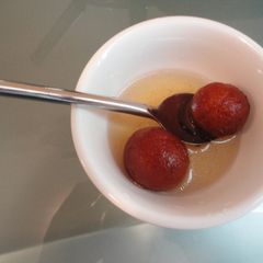 A picture of Gulab Jamuns.