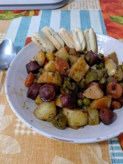 Una foto de Salchichas estofadas con patatas y verduras