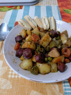 Una foto de Salchichas estofadas con patatas y verduras