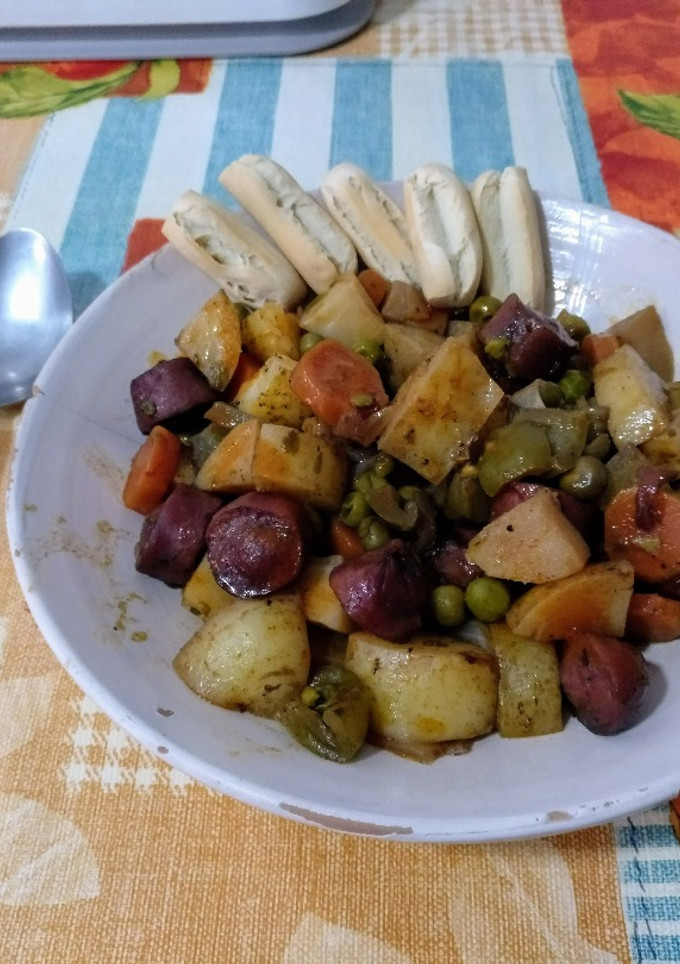 Una foto de Salchichas estofadas con patatas y verduras