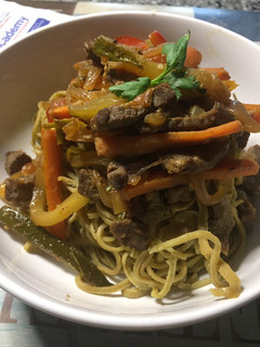 Una foto de Espaguetis de Edamame con vegetales y carne de res salteados! #tallerdefotos