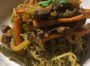 Una foto de Espaguetis de Edamame con vegetales y carne de res salteados! #tallerdefotos