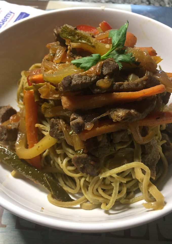 Una foto de Espaguetis de Edamame con vegetales y carne de res salteados! #tallerdefotos
