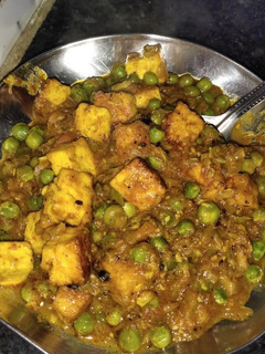 A picture of Matar paneer.