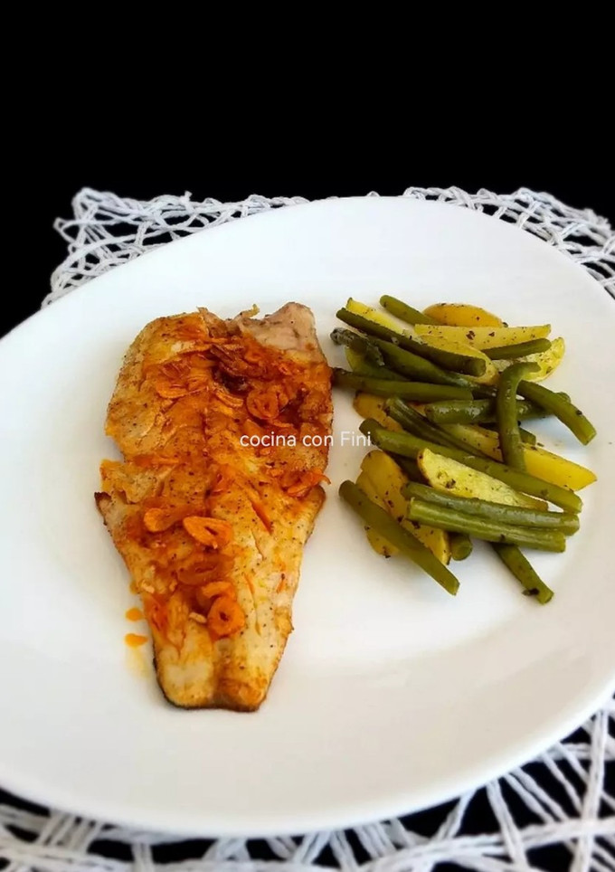 Una foto de Lubina al ajillo con patatas y judías