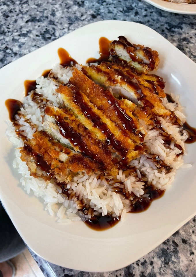 Una foto de Chuletas empanadas con salsa teriyaki