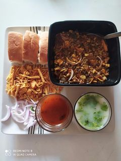 પૂણે મીસળ પાવ(pune misal pav in Gujarati) રેસીપી મુખ્ય ફોટો