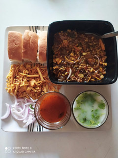 પૂણે મીસળ પાવ(pune misal pav in Gujarati) રેસીપી મુખ્ય ફોટો