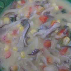 A picture of Cream soup corn with carrot and mushroom.