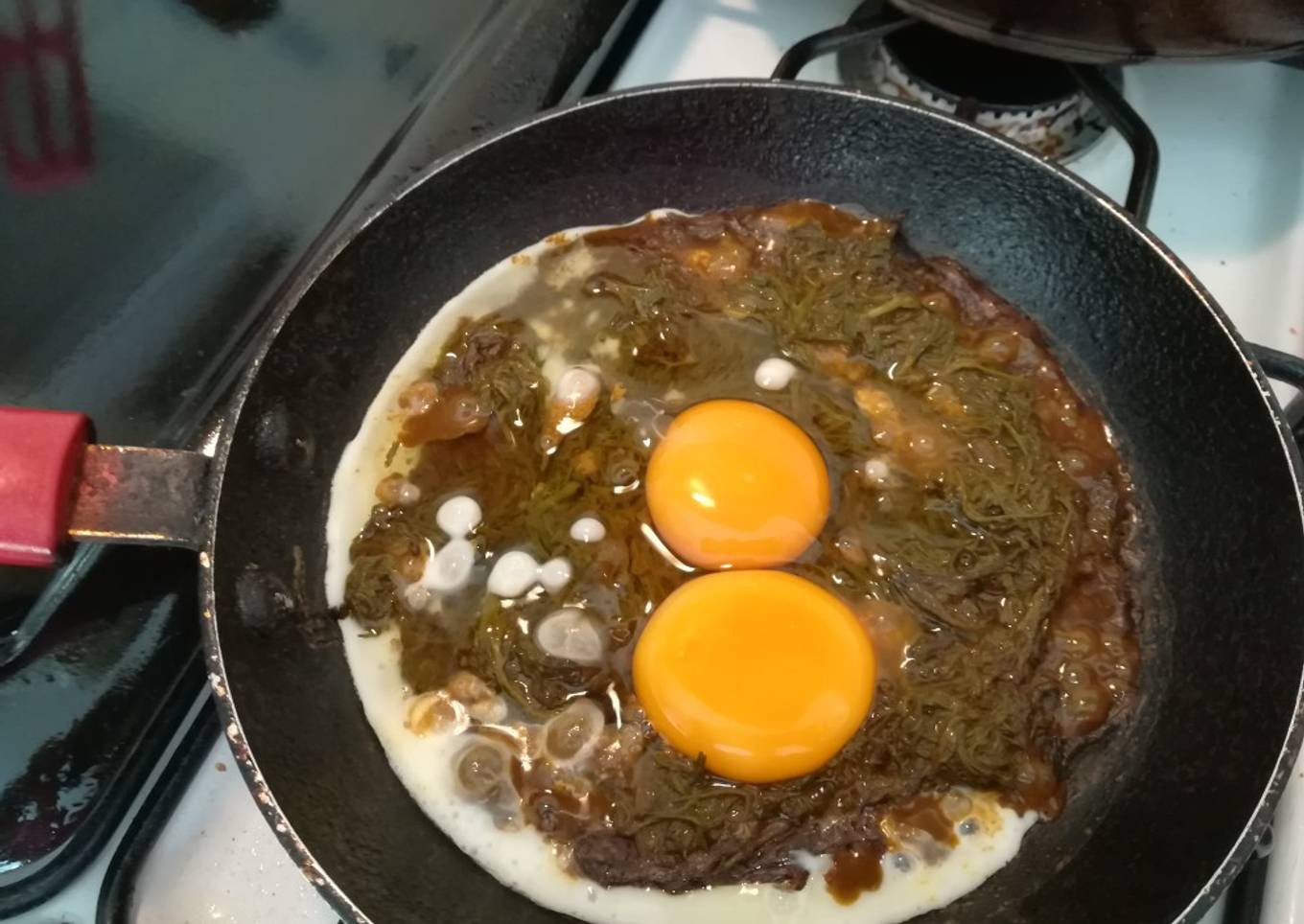 Huevos fritos con romeritos