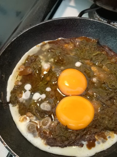 Una foto de Huevos fritos con romeritos