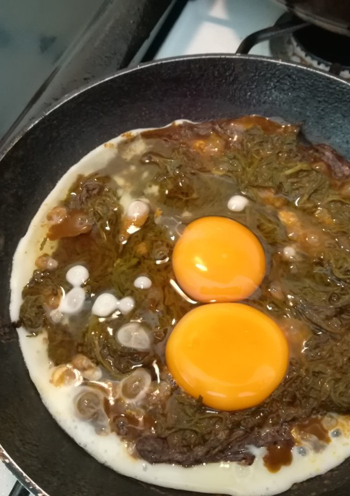Una foto de Huevos fritos con romeritos