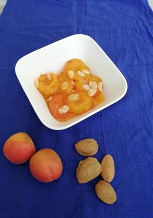 Une photo de Abricots poêlés au miel et aux amandes