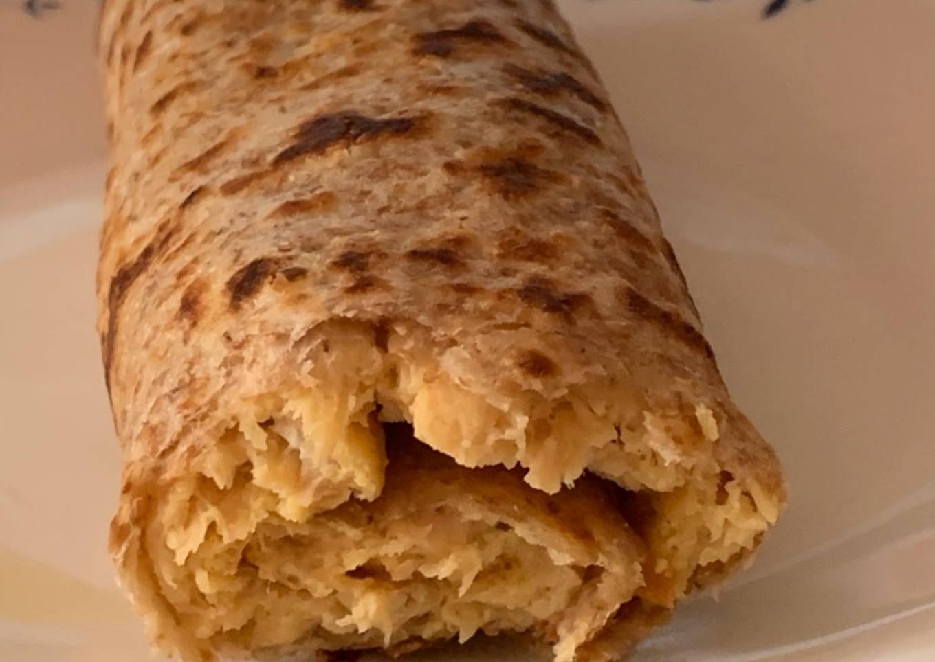 Tortita de maíz integral, rellena de tortilla francesa con atún