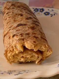 Una foto de Tortita de maíz integral, rellena de tortilla francesa con atún