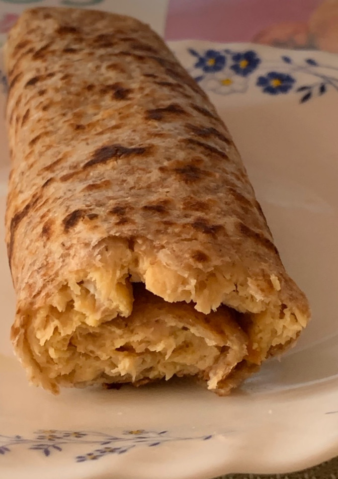 Una foto de Tortita de maíz integral, rellena de tortilla francesa con atún
