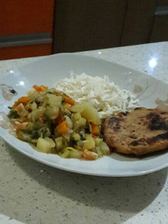Una foto de Arepa de plátano con "caldito"