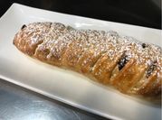 Una foto de strudel dulce