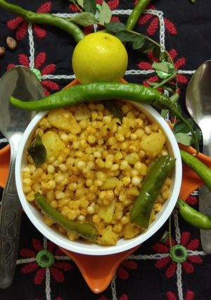 શેકેલા સાબુદાણા ની ફરાળી ખીચડી (Roasted sabudana farali khichdi recipe in Gujarati) રેસીપી મુખ્ય ફોટો