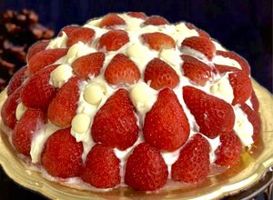 Foto di Cupola al Cioccolato con Fragole e Crema di Latte