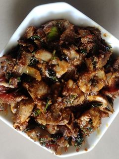 காளான் மிளகு பிரட்டல் (Mushroom pepper pirattal recipe in tamil) செய்முறை முக்கிய புகைப்படம்